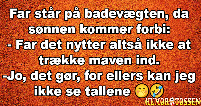 Far står på badevægten